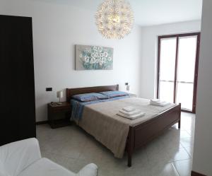 a bedroom with a bed and a chandelier at Villa Susy in Desenzano del Garda