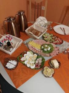 una mesa con platos de comida encima en Słoneczny Anioł en Łaziska
