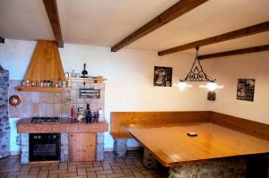 Virtuve vai virtuves zona naktsmītnē Casa Quarole Garda-Meer