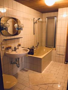 Koupelna v ubytování Ferienwohnung Wieser Reizegg 7, 5652 Dienten