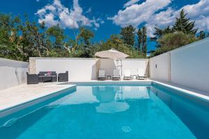Bazén v ubytování Villa Star 4 luxury apartment with a pool nebo v jeho okolí
