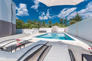 Bazén v ubytování Villa Star 4 luxury apartment with a pool nebo v jeho okolí
