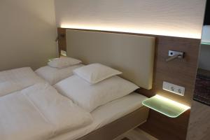 Postel nebo postele na pokoji v ubytování Stüttgens Hotel