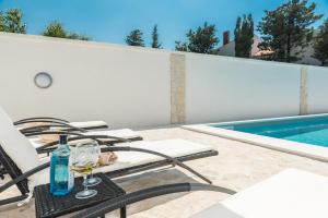 Bazén v ubytování Villa Star 4 luxury apartment with a pool nebo v jeho okolí