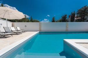 Bazén v ubytování Villa Star 4 luxury apartment with a pool nebo v jeho okolí