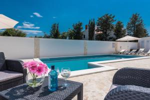 Bazén v ubytování Villa Star 4 luxury apartment with a pool nebo v jeho okolí