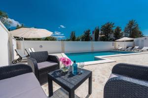 Bazén v ubytování Villa Star 4 luxury apartment with a pool nebo v jeho okolí
