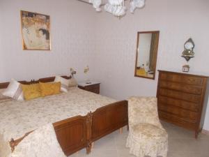 1 dormitorio con cama, tocador y espejo en Lo Campo, en Montella