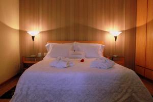 Cama ou camas em um quarto em Hotel Caiçara Bistrô e Eventos Ltda