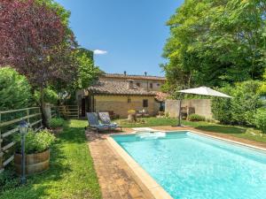 a swimming pool in the yard of a house at Casina di Teo by VacaVilla in Monteriggioni