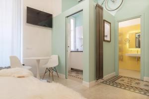 een slaapkamer met een bed, een wastafel en een spiegel bij Romantic Vintage Colosseum Suite in Rome