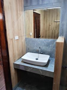 y baño con lavabo y espejo. en Sea Smile Resort, en Prachuap Khiri Khan