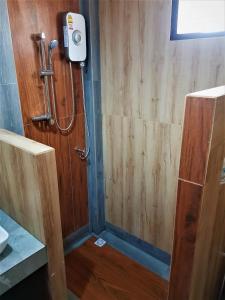 y baño con ducha y pared de madera. en Sea Smile Resort, en Prachuap Khiri Khan