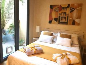 een slaapkamer met een bed met bogen erop bij Little Patio in Florence