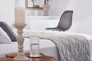 Кровать или кровати в номере Muses Rooms Milos