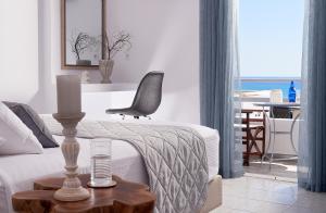 Кровать или кровати в номере Muses Rooms Milos