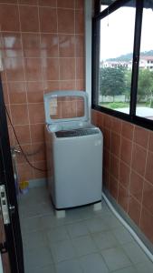 uma máquina de lavar roupa na casa de banho com uma janela em Elaine @ Home Stay em Kota Kinabalu
