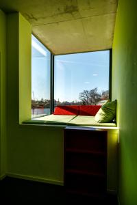 um quarto com uma janela com uma cama em Jugendherberge Schweinfurt em Schweinfurt