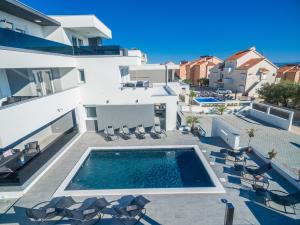 Bazén v ubytování Villa Magnifica apartments with pool nebo v jeho okolí
