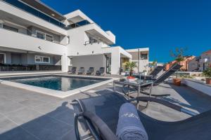 Bazén v ubytování Villa Magnifica apartments with pool nebo v jeho okolí