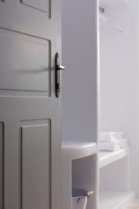 Кровать или кровати в номере Muses Rooms Milos
