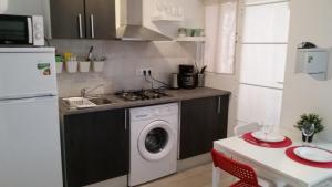 Kuchyňa alebo kuchynka v ubytovaní Apartamento Moriones A. A150 m del mar en centro de ciudad