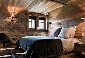 Un pat sau paturi într-o cameră la Chalet Javen - 520m2 avec piscine chauffée et home cinéma