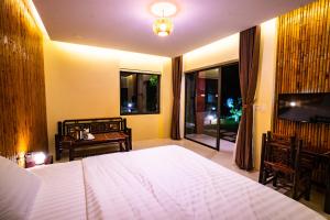 A bed or beds in a room at Trang An Retreat