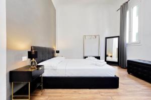 una camera con letto, scrivania e specchio di 31 Borgo Allegri a Firenze