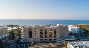 アヤナパにあるAdams Beach Hotel & Spaの都市と海の空中写真