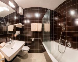 A bathroom at Hotel Alpenfrieden