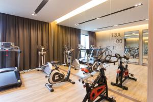 Fitness centrum a/nebo fitness zařízení v ubytování The Journey Hotel Bangna