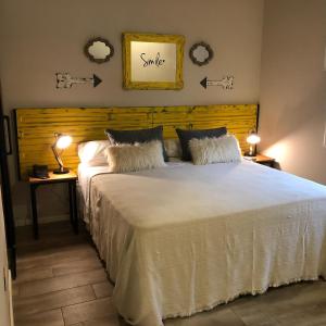 コンコルディアにあるCristobal Hotel Boutiqueの大きな白いベッドと枕が2つある寝室