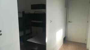 ein leeres Zimmer mit einer weißen Wand und einem Regal in der Unterkunft Trevejo Hostel in Garachico