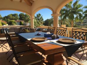 une table avec un chiffon bleu sur une terrasse dans l'établissement Holiday Home Rafalet Javea, à Jávea