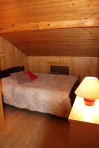 サモエンヌにあるCristalの木造キャビン内のベッド1台が備わるベッドルーム1室を利用します。