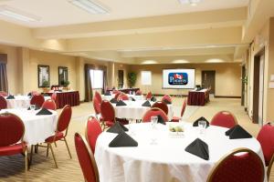TV a/nebo společenská místnost v ubytování Pomeroy Inn and Suites Vermilion