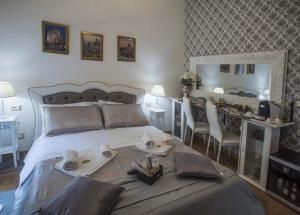 1 dormitorio con 1 cama grande con mesa y sillas en Barberini Dream, en Roma