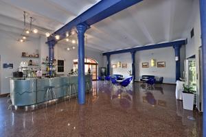 een grote kamer met blauwe zuilen en een bar bij LH Hotel Dvořák Tábor Congress & Wellness in Tábor