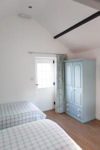um quarto com 2 camas e uma janela em Elm Cottage Touring Park em Whitegate