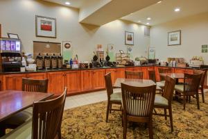 Εστιατόριο ή άλλο μέρος για φαγητό στο Country Inn & Suites by Radisson, Crestview, FL
