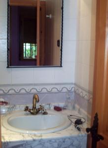 y baño con lavabo y espejo. en Casa Rural La Breña, en Talaván