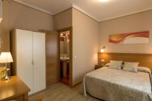 Postel nebo postele na pokoji v ubytování Hostal Santillan