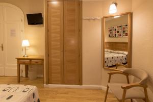 Postel nebo postele na pokoji v ubytování Hostal Santillan