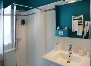 La salle de bains est pourvue d'un lavabo et d'une douche. dans l'établissement Troisième Droite, à Cahors