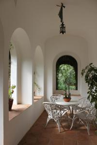 a dining room with a table and chairs and a window at Quinta do Caçador in Estremoz