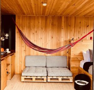 Posezení v ubytování EnCubo Glamping Guatavita