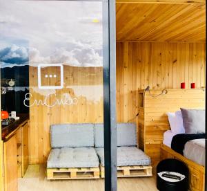 Posezení v ubytování EnCubo Glamping Guatavita