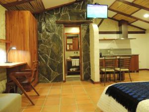 ein Zimmer mit einem Bett und einem Esszimmer in der Unterkunft Killary Lodge & Glamping in Cachanlo de Sidcay
