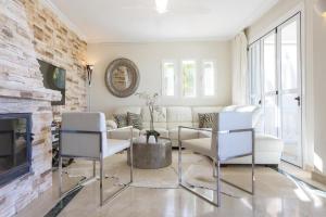 un soggiorno con mobili bianchi e camino di DOS MONOS a Baia di Sant'Antoni